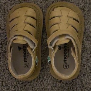 Squeaker sandals